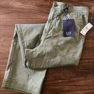 NWT GAP Army Green Girlfriend Khaki, Size 6